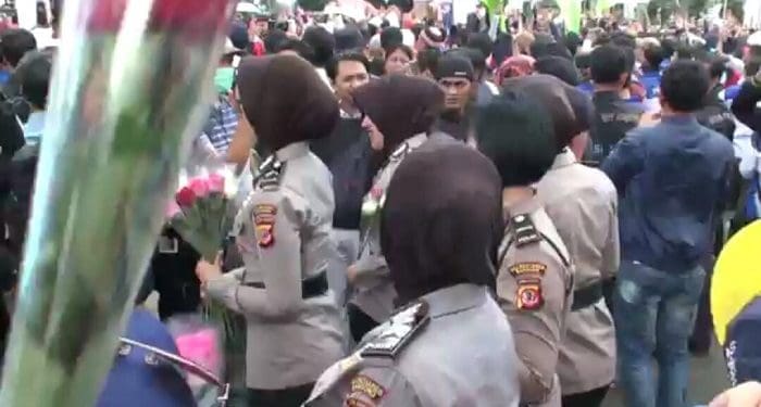 Amankan Demo, Puluhan Polwan Cantik di Bandung Berikan Bunga kepada Massa Aksi 2 Amankan Demo, Puluhan Polwan Cantik di Bandung Berikan Bunga kepada Massa Aksi 1 demo