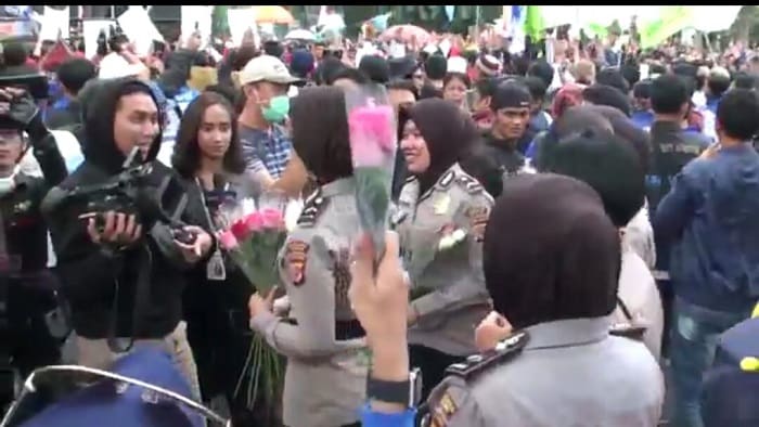 Amankan Demo, Puluhan Polwan Cantik di Bandung Berikan Bunga kepada Massa Aksi 1 Puluhan Polwan berikan bunga, air mineral dan permen ke massa aksi demo di Bandung. Foto: Saifal/Islampos