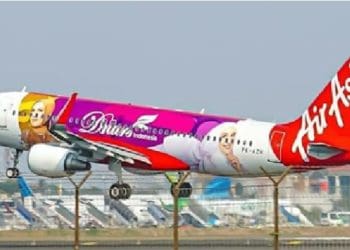 Wajah Shireen Sungkar di badan pesawat. Foto: @dji.owlsky - 
 Instagram Dnars Skincare Official