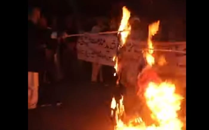 Protes Aksi Pembakaran Alquran, Warga Pakistan Bakar Bendera Norwegia dan AS 1 Warga pakistan bakar bendera Norwegia dan AS. Foto: RT