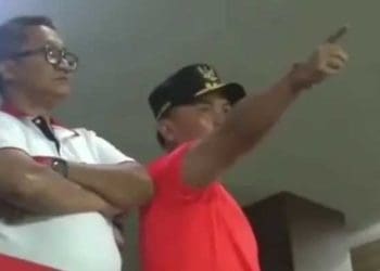 Gubernur Kalteng Sugianto Sabran (baju merah) marah-marah karena menganggap kinerja wasit di laga Kalteng Putra vs Persib Bandung tak adil. Foto: Instagram @vikingsurabaya_asli