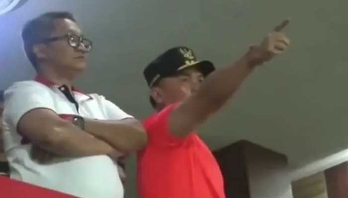 Viral Gubernur Kalteng Ngamuk dan Lempar Botol di Stadion, Ini Kata Kemendagri 1 Gubernur Kalteng Sugianto Sabran (baju merah) marah-marah karena menganggap kinerja wasit di laga Kalteng Putra vs Persib Bandung tak adil. Foto: Instagram @vikingsurabaya_asli