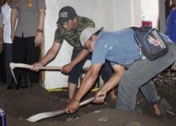 Pembongkaran jasad yang dicor di dalam rumah. Foto: Tribunnews