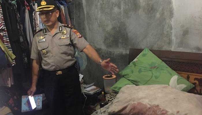 Polisi Masih Dalami Motif Murid di Bantul yang Nekad Tusuk Bu Guru 1 Kapolsek Srandakan, Kompol B Muryanto, menunjukkan TKP kasus penusukan yang masih terdapat berkas darah di rumah korban, di Srandakan, Bantul, Kamis (21/11/2019). Foto: Tribunnews