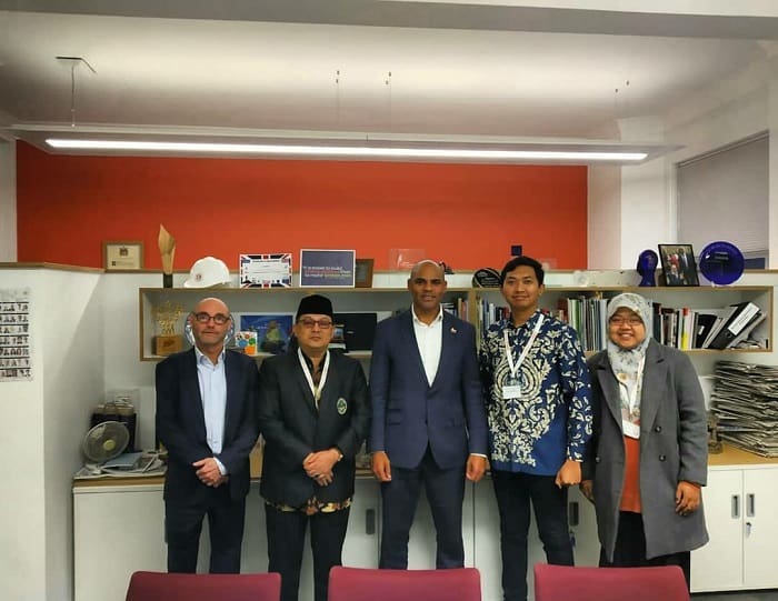 5 Ulama Jawa Barat Berdakwah di Inggris 1 Lima ulama asal Jabar, yakni Wifni Yusifa, Ridwan Subagya, Ihya Ulumudin, Beni Safitri, dan Hasan Al-Banna, pergi ke kota tempat mereka berdakwah di Inggris. Foto: Saifal/Islampos