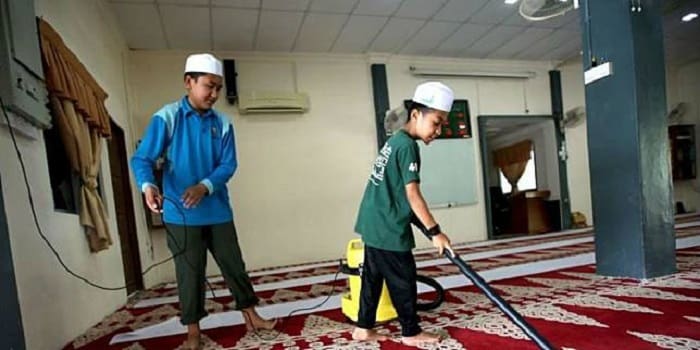 Tanamkan Tauhid pada Anak, Bagaimana? 1 Anak-anak membersihkan mushala. Foto: Harian Metro
