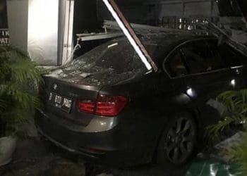 Apotek Senopati diseruduk mobil BMW pada Sabtu (28/12/2019). Foto: Twitter/@TMCPoldaMetro