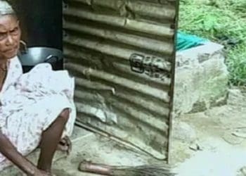 Seorang nenek di India tinggal di toilet umum. Foto: NDTV