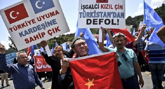 Terinspirasi Ozil, Ribuan Warga Turki Gelar Aksi Solidaritas untuk Uighur 1 Warga Turki gelar aksi solidaritas untuk Uighur. Foto: Carnegie-mec