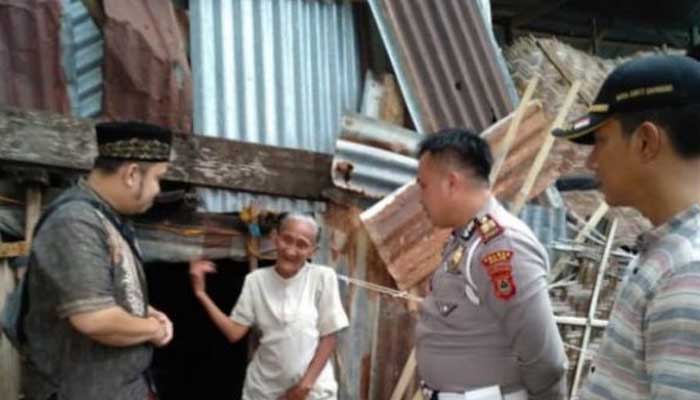 Hidup dari Memulung, Nenek 60 Tahun di Wajo Ini Hidup di Gubuk Berukuran Sekitar 2x3 Meter 1 Kasat Lantas Polres Wajo, Muh Yusuf menemui I Tang.
Foto: Rakyatku