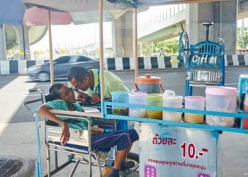Paman Dam berjualan es serut dengan membawa putranya. Foto: Wongnai