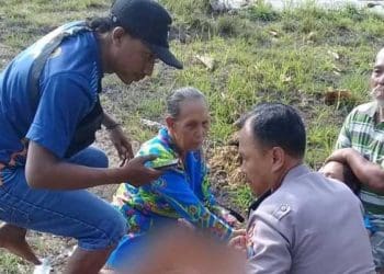 Viral polisi bantu warga yang melahrikan. Foto: Okezone
