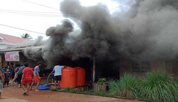 Panik Ruko Terbakar, Ibu di Ketapang Lupa Selamatkan Balitanya saat Kemas Barang-barang 1 Kejadian kebakaran yang mengakibatkan ludesnya 3 unit ruko dan satu buah rumah di Desa Banjarsari, Kecamatan Kendawangan, Sabtu (07/12/2019) sekitar pukul 11.20 Wib turut memakan korban Foto: Tribunnews