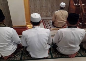 Kesalahan imam dan makmum shalat Jumat:, ketika shalat, keutamaan shalat berjamaah
