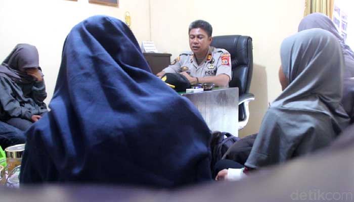 8 Siswi SMA yang Viral Mabuk Bareng di Pinrang Sulsel Diamankan Polisi 1 Siswi yang viral mabuk diamankan polisi. Foto: detikcom