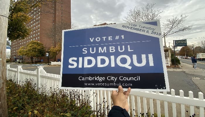 Cetak Sejarah di Inggris, Wanita Muslim Ini Terpilih Jadi Walikota Massachusetts 1 Banner kampanye Sumbul Siddiqui. Foto: Twitter Cameron McMillian