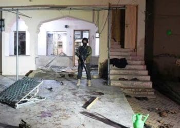 Jemaah shalat Jumat di Pakistan menjadi sasaran bom. Foto: Banaras Khan/AFP Photo