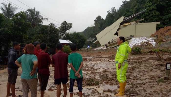Akibat Banjir-Longsor, Sebuah Rumah di Sumbar 'Pindah' ke Tengah Jalan 1 Longsor di Kenagarian Muaro Takung, Kecamatan Kamang Baru, Sijunjung, Sumatera Barat. Foto: Detik