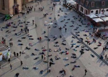 Foto hoaks yang menunjukkan sejumlah orang bergelimpangan di jalanan beredar luas di grup WhatsApp. Disebut-sebut korban Virus Corona.