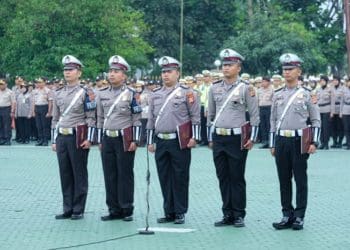 Lima orang anggota satlantas Polres Cimahi mendapatkan penghargaan. Foto: Saifal/Islampos