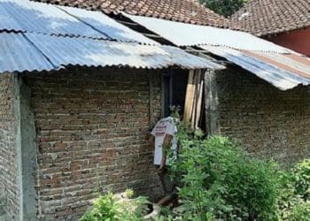Kondisi belakang rumah nenek Rubingah. Foto: Kompas