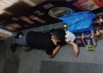 Bocah tidur di trotoar. Foto: Brilio/Facebook