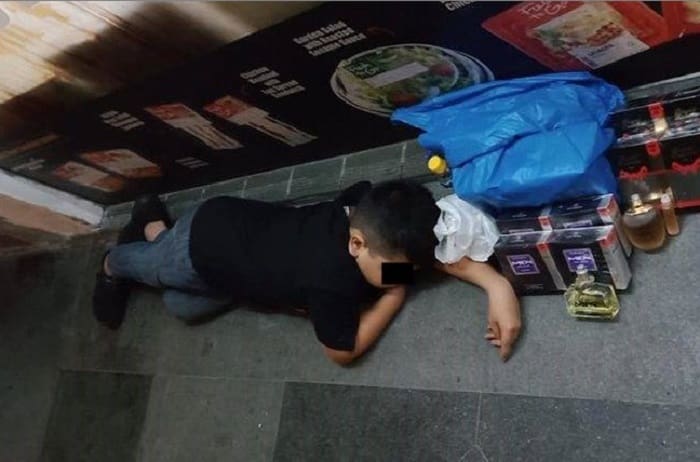 Bikin Haru, Bocah Penjual Parfum Ini Tidur di Trotoar karena Kelelahan 1 Bocah tidur di trotoar. Foto: Brilio/Facebook