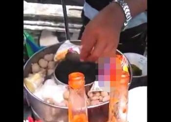 Viral tukang bakso merebus mi instan bersama bungkusnya. Foto: Tangkapan layar Twitter