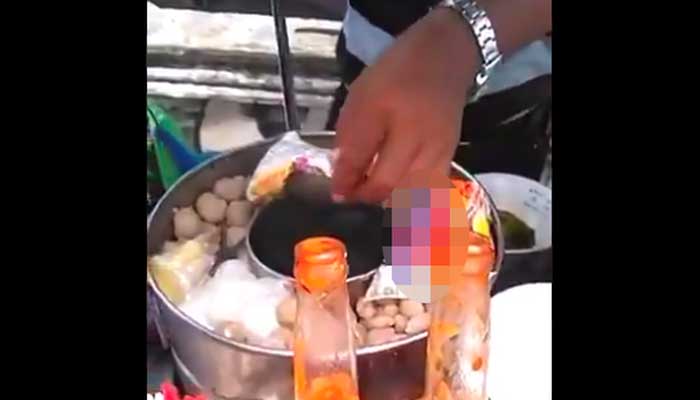 Ahli Kimia LIPI Ungkap Bahaya Rebus Mi Instan Bersama Bungkusnya 1 Viral tukang bakso merebus mi instan bersama bungkusnya. Foto: Tangkapan layar Twitter
