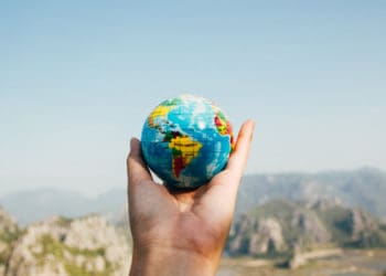 Dunia dan akhirat harus diletakkan secara berbeda, Pencinta dunia