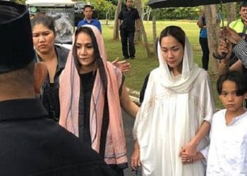 Bunga Citra Lestari di pemakaman Ashraf Sinclair, di San Diego Hill, Selasa (18/2/2020). Foto: Kompas