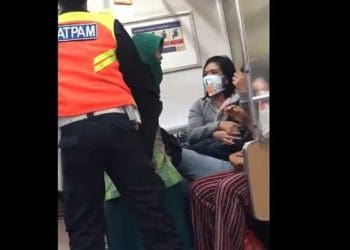 Tangkapan Layar Seorang Ibu Menjambak dan Menampar Wanita Muda di Dalam KRL Arah Bogor. Foto: Twitter/@rinafarzia