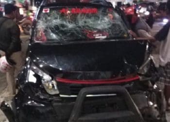 Mobil Baharuddin di amuk massa usai tabrak piluhan pemotor. Foto: Rakyatku