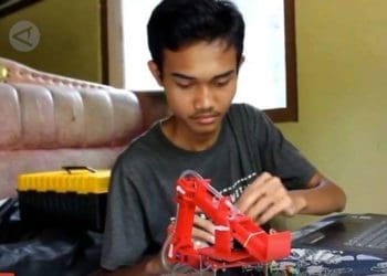 Agung Budi Wibowo pencipta robot mini pembuat telur dadar. Foto: Kompas