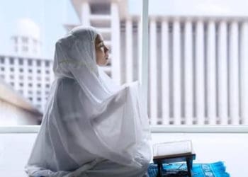 Wanita Jadi Imam Shalat, Manfaat Shalat untuk Perempuan, Kesalahan soal Mukena yang Membuat Shalat Tidak Sah, aurat wanita, Hukum Mukena Transparan saat Shalat, Makna Rukun Iman, Keutamaan Shalat Sunnah, Cara Wanita Masuk Surga
