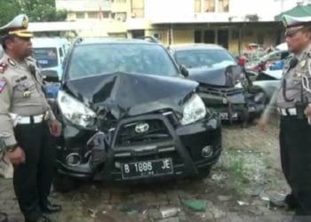 Kasatlantas Wilayah Jakarta Barat Kompol Hari Admoko (kiri) mengamankan mobil ringsek yang menabrak ibu hamil. Foto: Antara