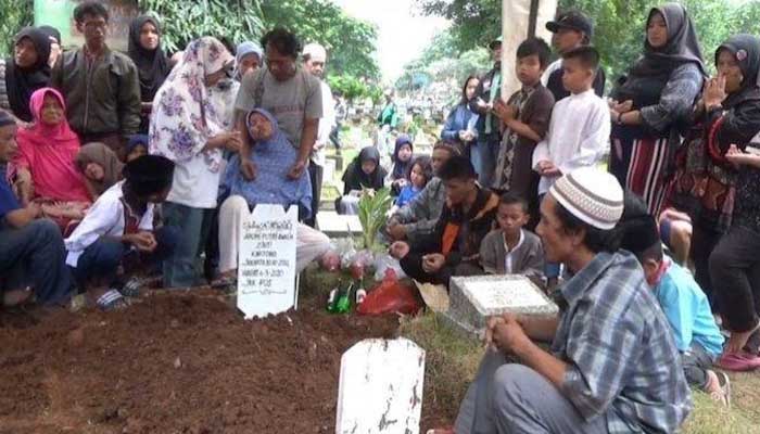 Pengakuan Ayah dan Ibu Bocah 6 Tahun yang Tewas Dibunuh Siswi SMP 1 Pemakaman bocah 6 tahun yang dibunuh sisiwi SMP. Foto: Tribunnews