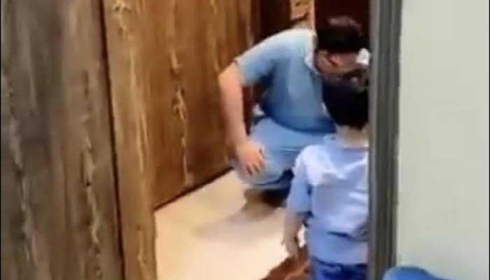 Mengharukan, Dokter Arab Saudi Tak Mau Dipeluk Anaknya ketika Pulang dari Rumah Sakit 1 Foto: Twitter Mike @Doranimated