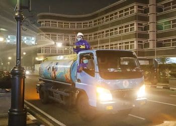 Penyemprotan disinfektan dengan truk tangki PDAM Kota Bandung. Foto: Pikiran Rakyat/ Dok Pemkot Bandung