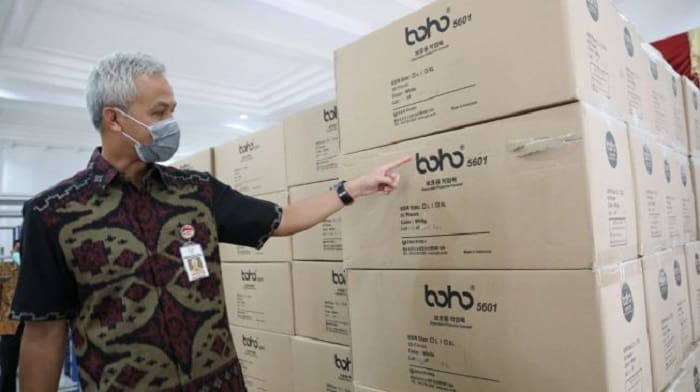 Ribuan APD Impor dari Cina Ternyata 'Made In Indonesia,' Gubernur Jateng Kaget 1 Gubernur Jateng Ganjar Pranowo mengecek APD yang dikirim pemerintah pusat. Foto: Suara