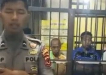 Polisi imami shalat para tahanan. Foto: Instagram