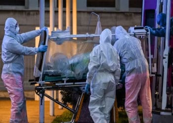 Petugas medis Italia tangani pasien Corona. Foto: RTE