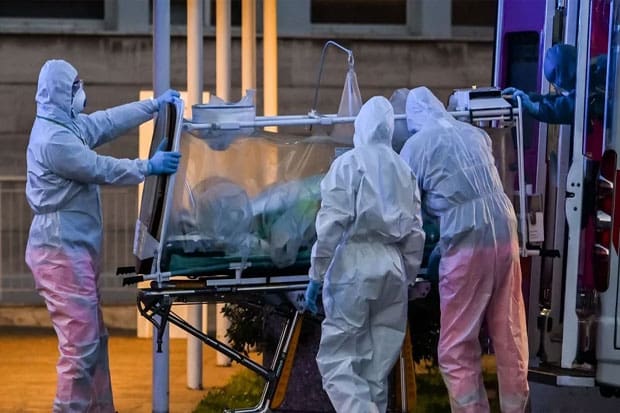 Petugas medis Italia tangani pasien Corona. Foto: RTE