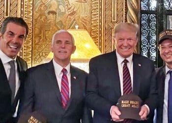 Fabio Wajngarter, sekretaris komunikasi publik presiden Brazil saat berfoto bersama Presiden AS Donald Trump. Foto:  The Times