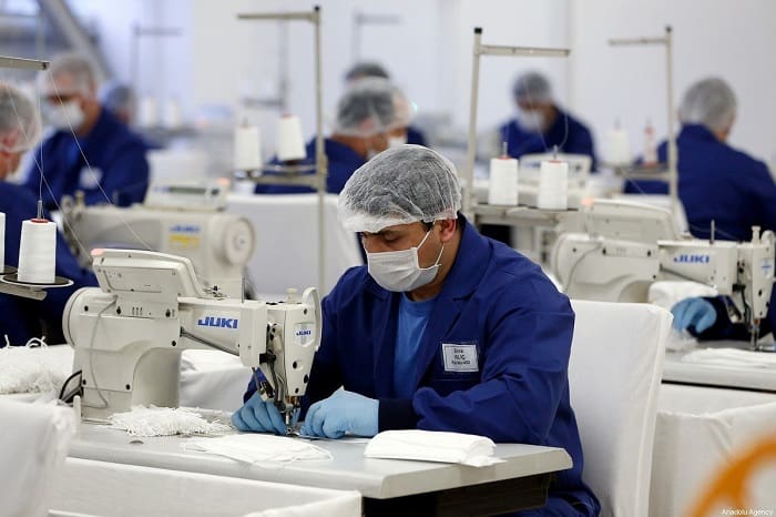 Para Tahanan di Turki Produksi 1,5 Juta Masker untuk Rumah Sakit 1 Tahanan di Turki produksi masker. Foto: Memo