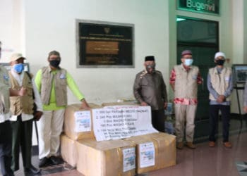 Komunitas Sahabat Depok serahkan bantuan ke Walikota Depok utk disalurkan ke RS dan Puskesmas. / Foto: Istimewa