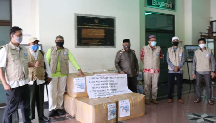 Survei LKSP: Warga Depok Siap Hadapi Dampak Covid-19 tapi Ada yang Perlu Bantuan 1 Komunitas Sahabat Depok serahkan bantuan ke Walikota Depok utk disalurkan ke RS dan Puskesmas. / Foto: Istimewa