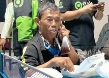 Mulyono (59) warga Kalibagor, Desa Srowot, Banyumas, Jawa Tengah, yang menjadi korban penipuan penumpangnya di Terminal Bus Bulupitu Purwokerto, Sabtu (4/4/2020). Foto: Tribunnews