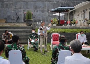 Walikota Cimahi, Ajay M Priatna menggelar rapat dengan Forkopimda di lingkungan Pemkot Cimahi, Rabu, (15/4/2020). Foto: Saifal