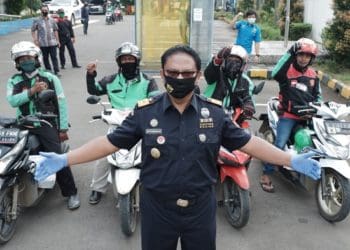 Bea Cukai Bekasi bagikan bantuan bagi warga terdampak Covid-19. Foto: Saifal/Islampos